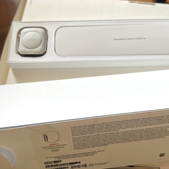 Apple iWatch Series 6 Gold Stainless Steel Case 44mm - Picture 7 of 15